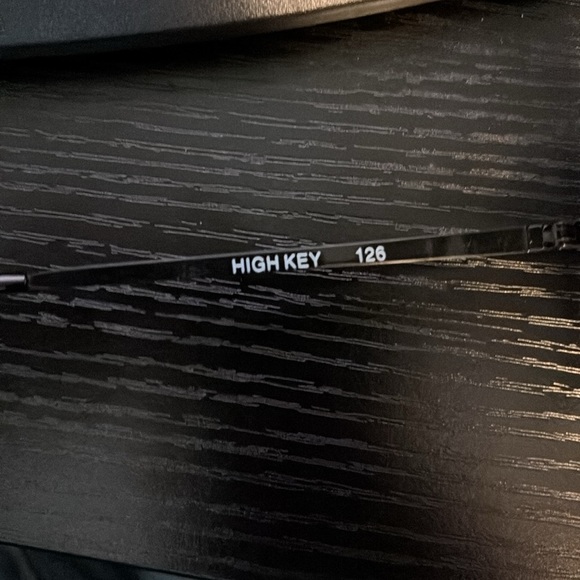 Quay Australia High Key + Desi Oversized Aviators Gold & Black Pair - Picture 7 of 8